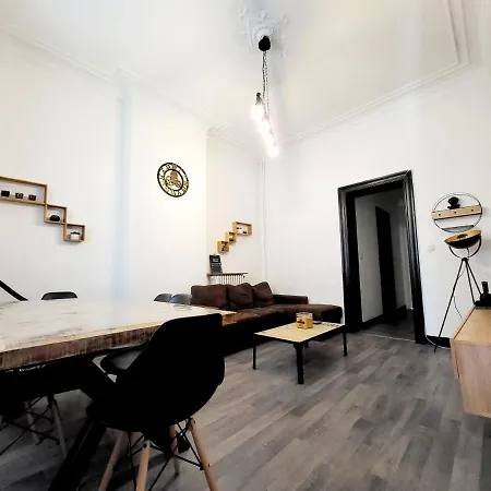 Homestay Chambre Privee Au 3e Etage Sans Ascenceur En Plein Centre De Charleroi